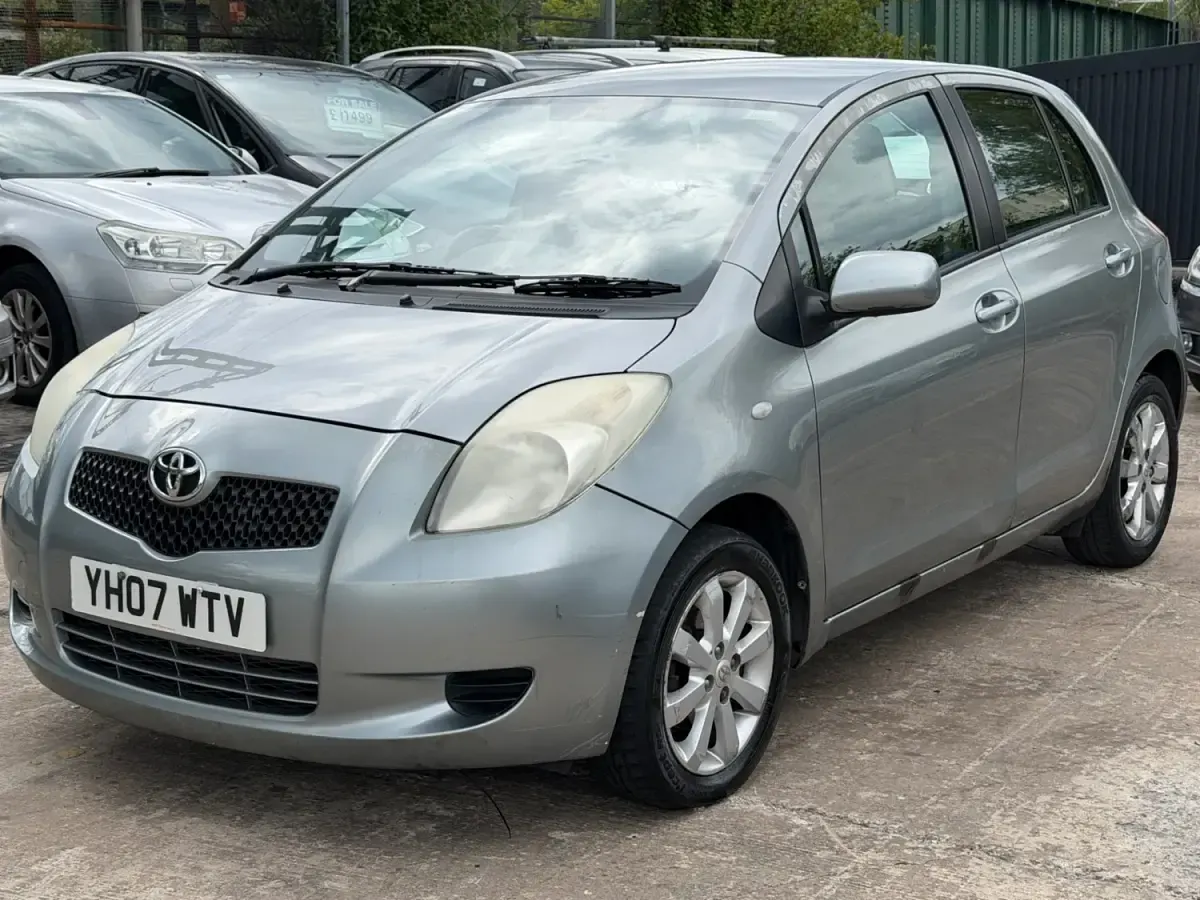 Begagnad Toyota Yaris 85 HK (62 kW) 2007 Silver Halvkombi