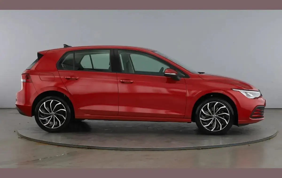 Second-hand VW Golf VIII Life 110 CP (80 kW) 2023 Roșu Hatchback