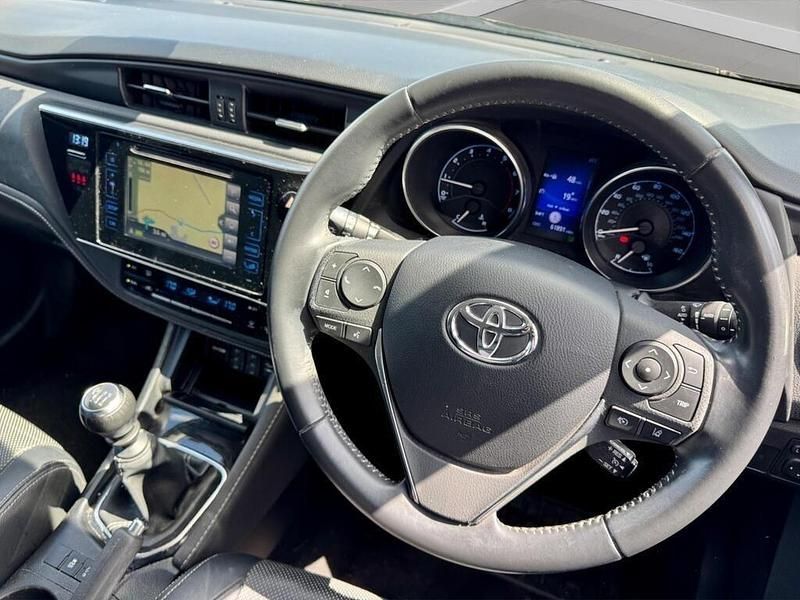 Used Toyota Auris 2018 Blue Hatchback