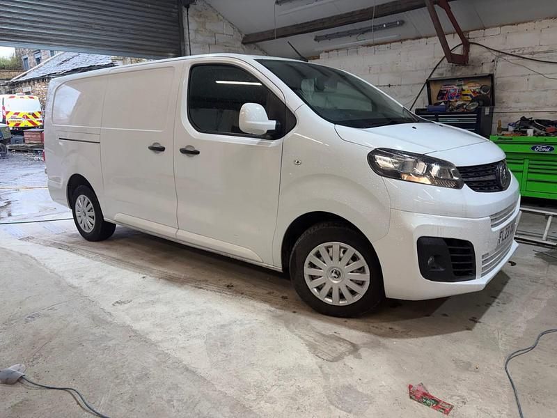 Used Vauxhall Vivaro 145 HP (106 kW) 2023 White MPV