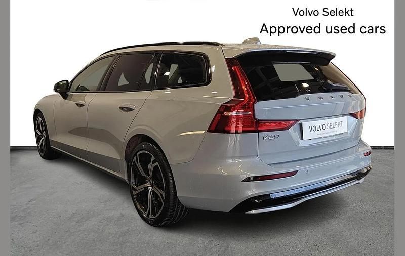 Usado Volvo V60 Plus 194 HP (142 kW) 2025 Cinzento Carrinha