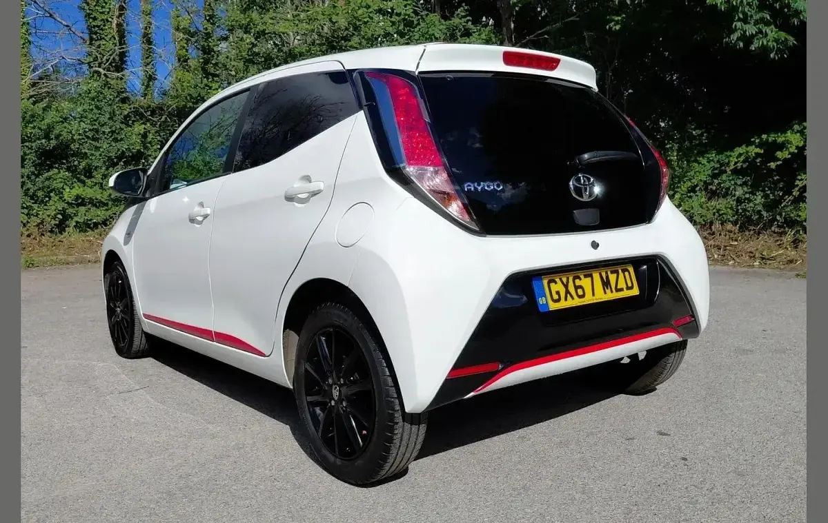 Used Toyota Aygo x-press 69 HP (50 kW) 2017 White Hatchback