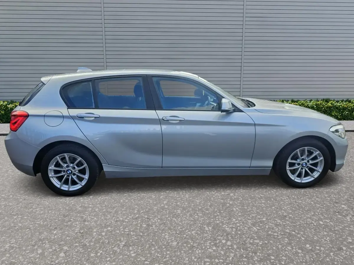Usado BMW 118 Comfort Edition 136 CV (100 kW) 2019 Plateado Utilitario