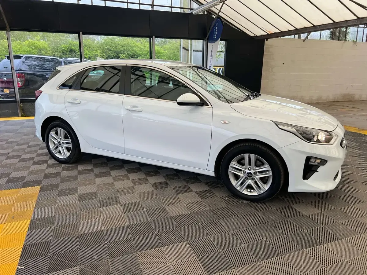Used Kia Ceed 2021 White Hatchback