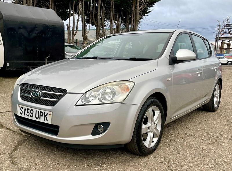 Używany Kia Ceed 103 KM (75 kW) 2009 Srebrny Hatchback