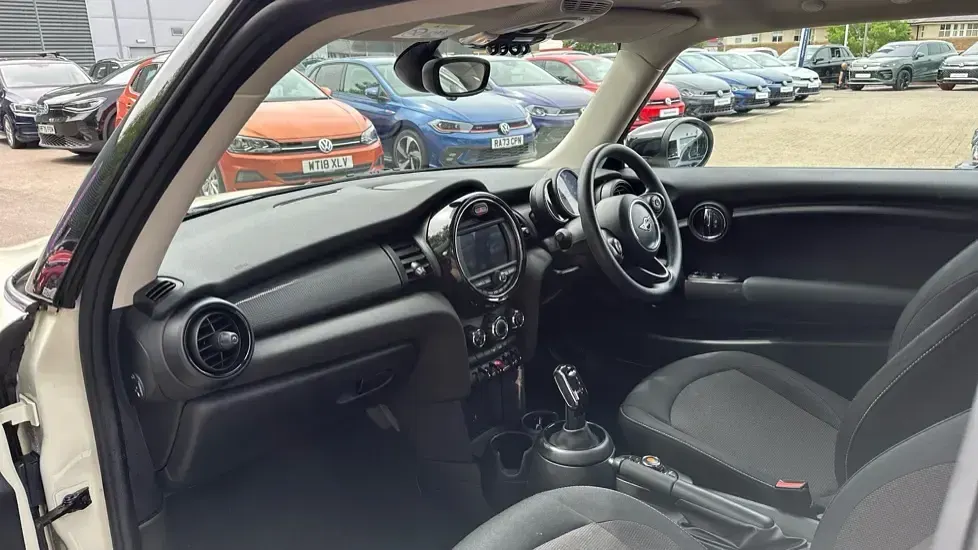 Used Mini Cooper Classic 136 HP (100 kW) 2019 White Hatchback