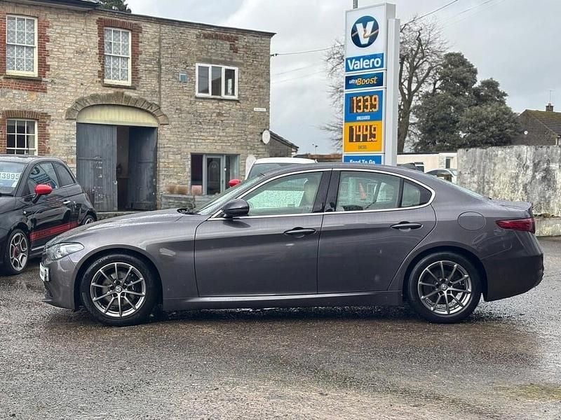 Used Alfa Romeo Giulia Saloon Super 200 HP (147 kW) 2018 Vesuvio grey Sedan