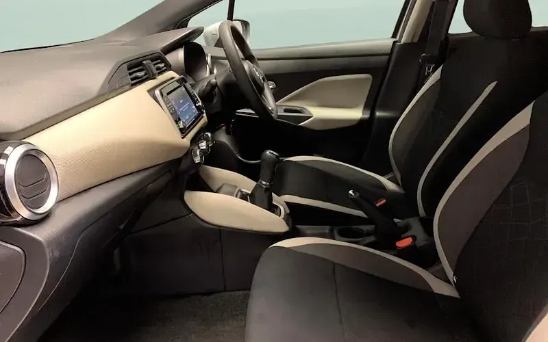 Usado Nissan Micra Acenta 90 HP (66 kW) 2018 Prateado Citadino