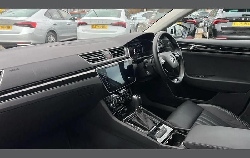 Used Skoda Superb LAURIN & KLEMENT 200 HP (147 kW) 2024 White  Estate