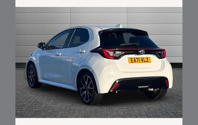 Used Toyota Yaris Hybrid 116 HP (85 kW) 2021 Pure white Hatchback