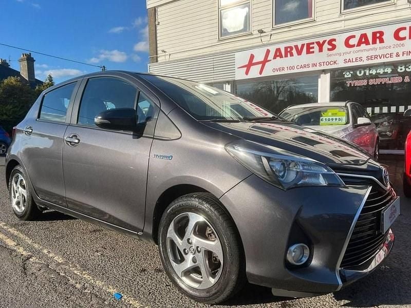 Used Toyota Yaris 101 HP (74 kW) 2015 Grey Hatchback