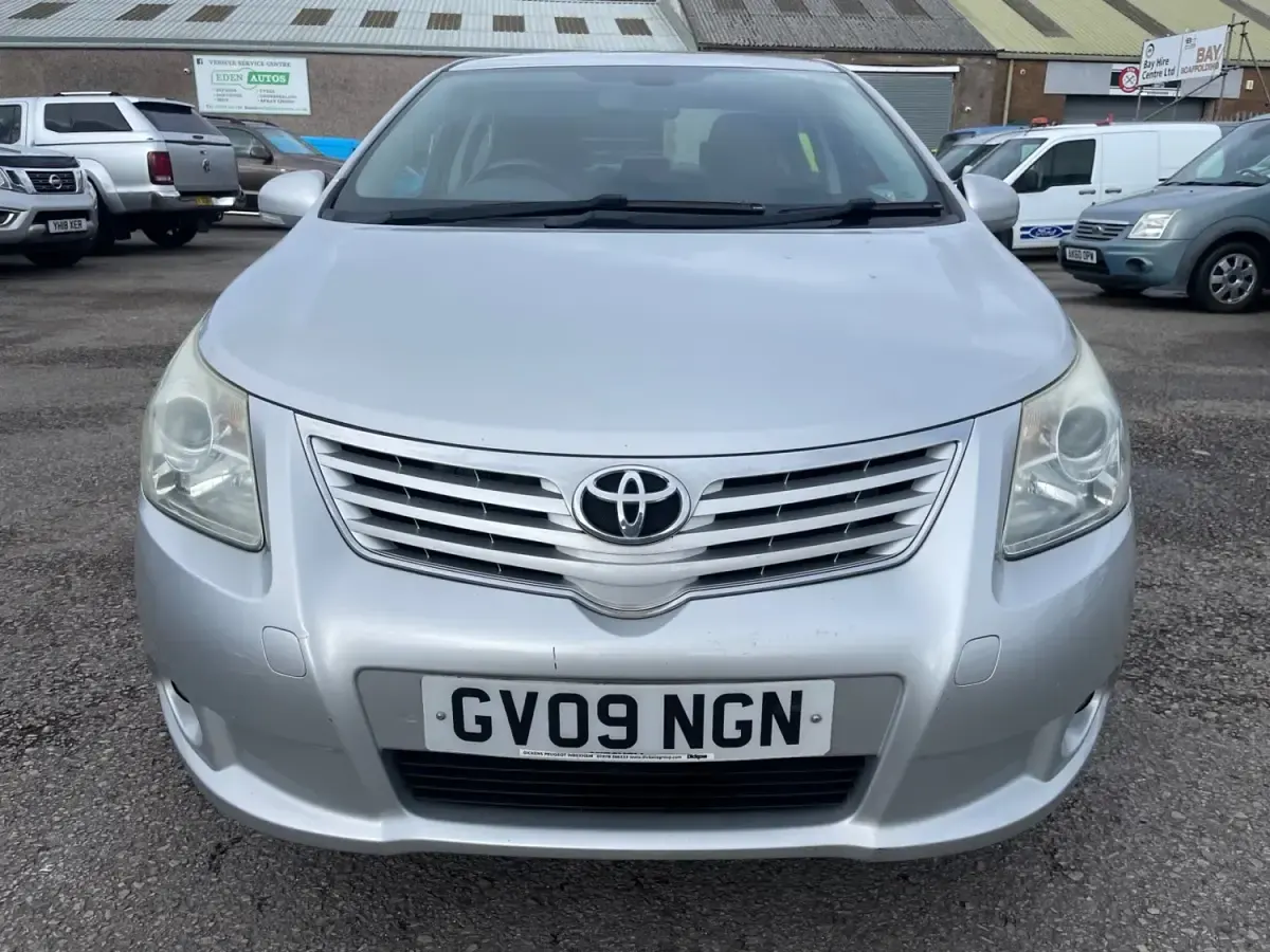 Usado Toyota Avensis 2009 Prateado Sedan