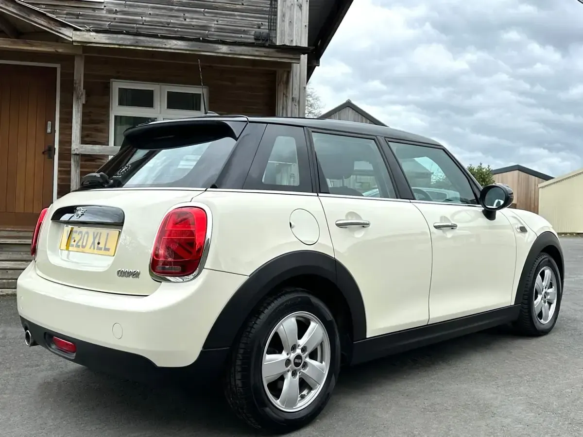 Begagnad Mini Cooper Classic 2020 Vit Halvkombi