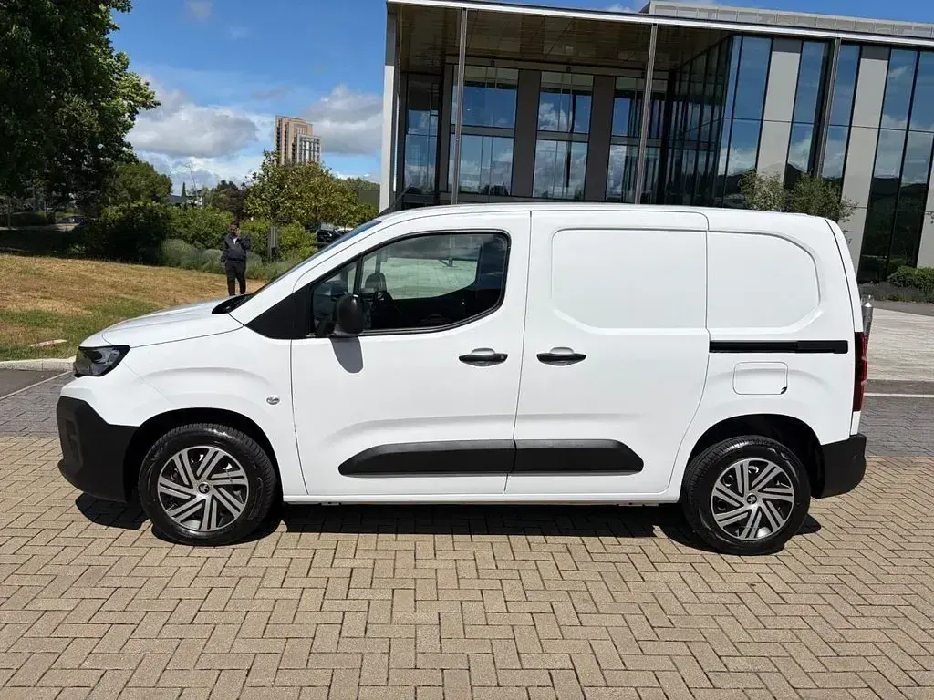 Used Peugeot Partner S 100 HP (73 kW) 2024 White MPV