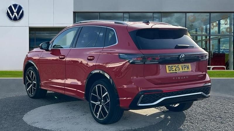 Used VW Tiguan R-line 272 HP (200 kW) 2025 Persimmon red metallic SUV