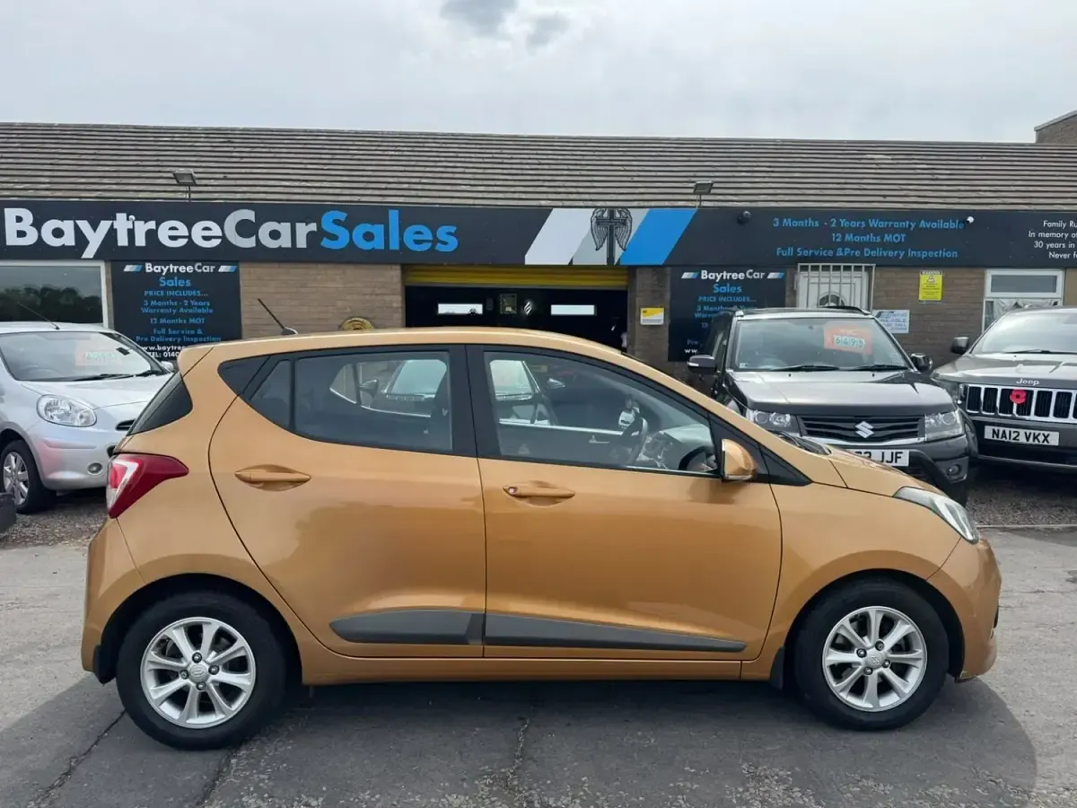 Used Hyundai i10 Premium 2015 Orange Hatchback