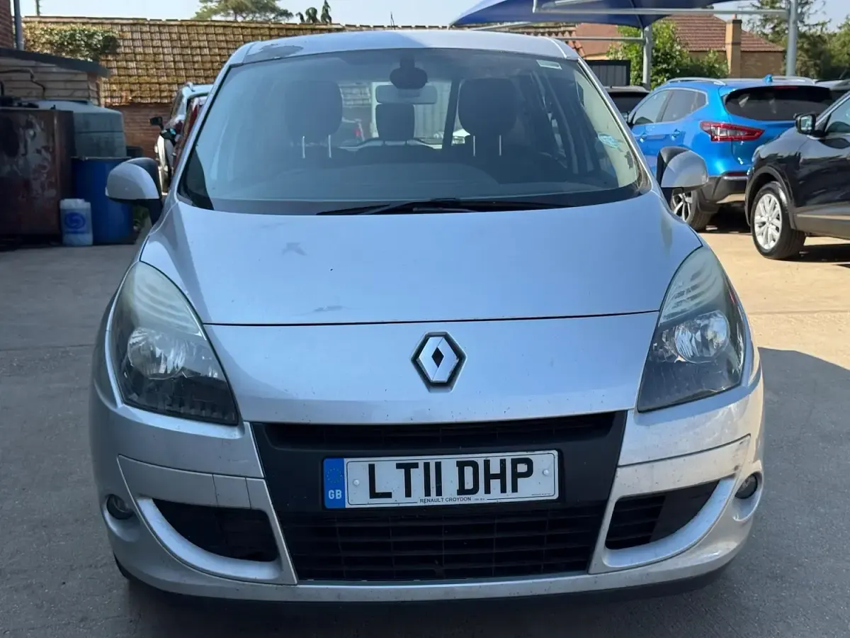 Used Renault Scénic Dynamique 2011 Silver MPV