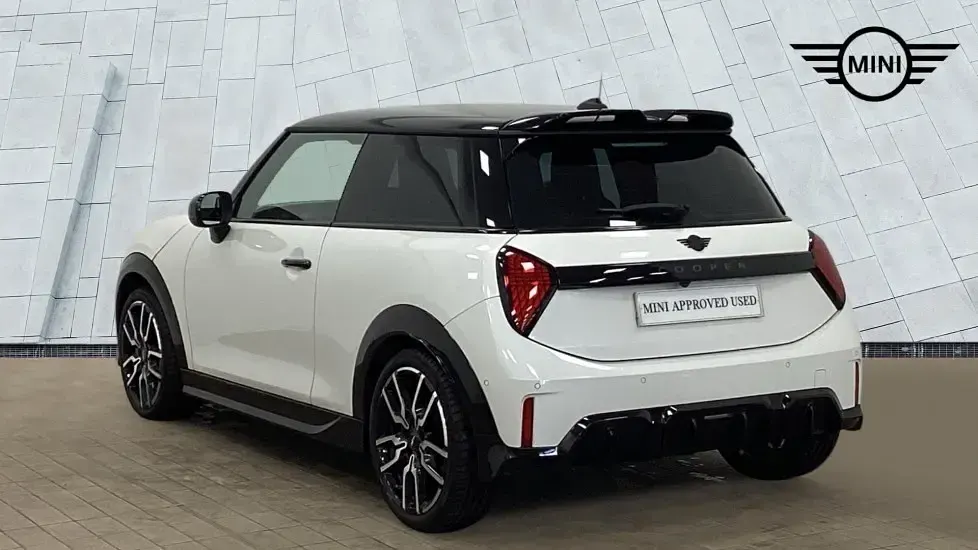 Used Mini Cooper Hatch 154 HP (113 kW) 2024 White Hatchback
