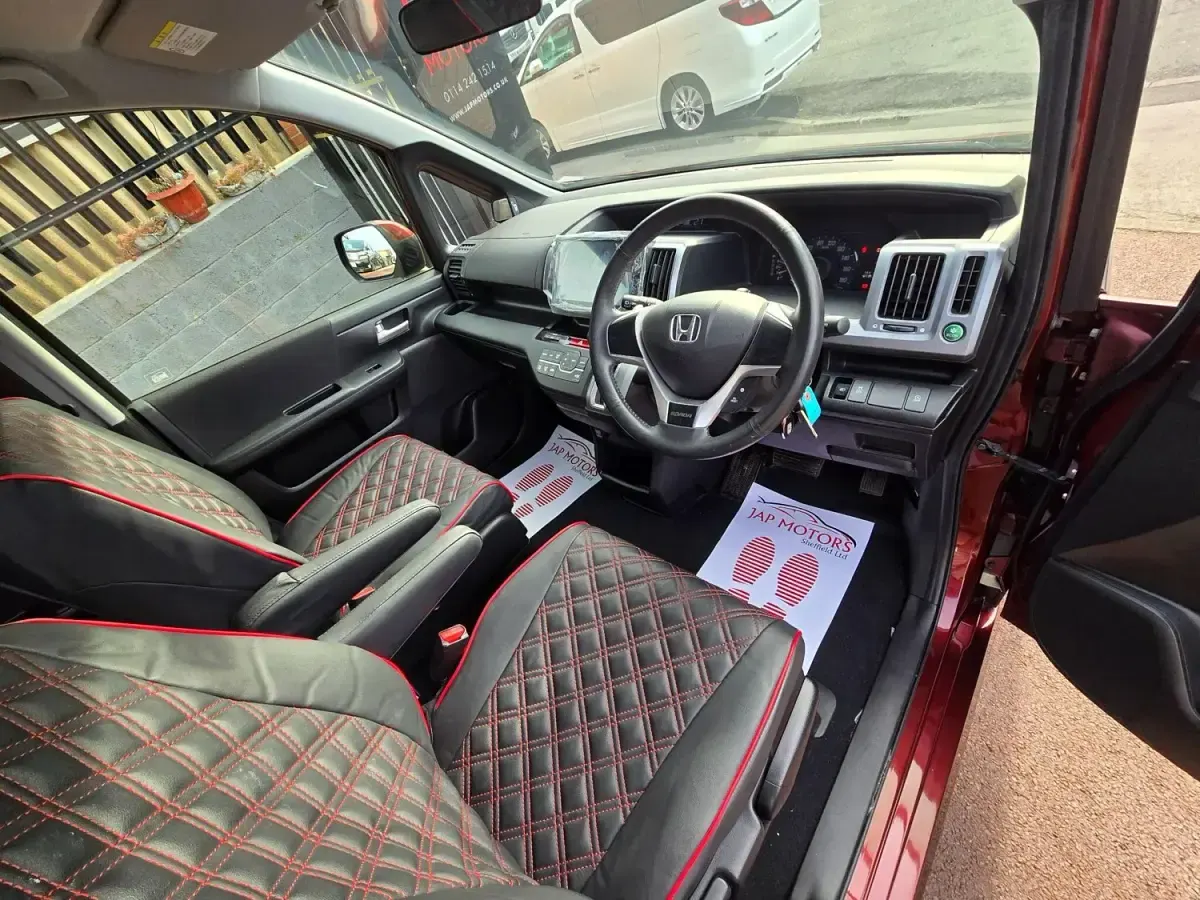 Używany Honda Stepwgn 2026 Czerwony