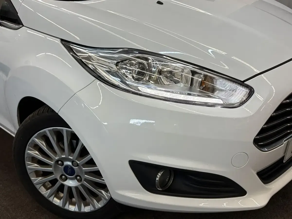 Used Ford Fiesta Titanium 120 HP (88 kW) 2015 White Hatchback