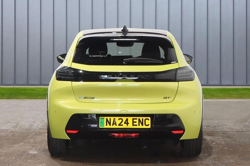 Second-hand Peugeot e-208 GT 113 kW (154 CP) 2024 Galben Hatchback