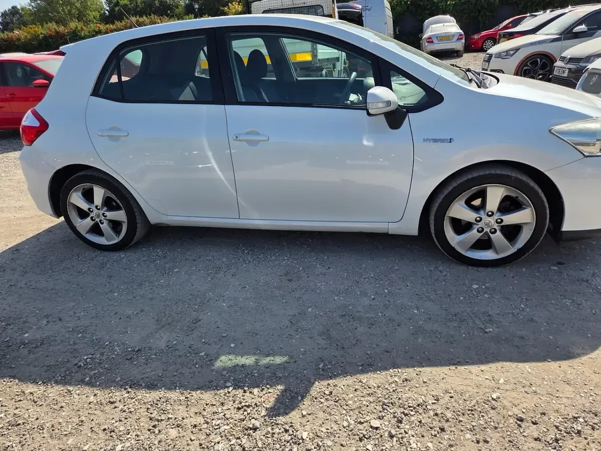 Used Toyota Auris Hybrid T4 134 HP (98 kW) 2010 White Hatchback