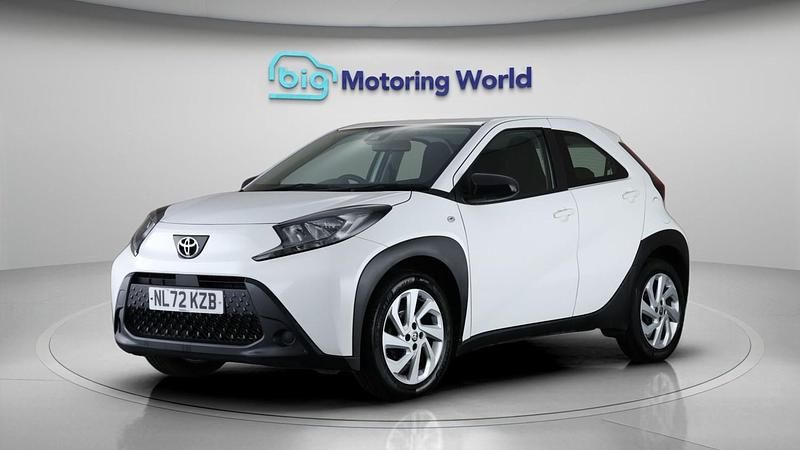 Used Toyota Aygo X PURE 71 HP (52 kW) 2022 White SUV