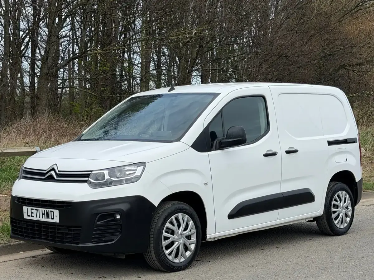 Second-hand Citroën Berlingo 100 CP (73 kW) 2022 Alb Monovolum
