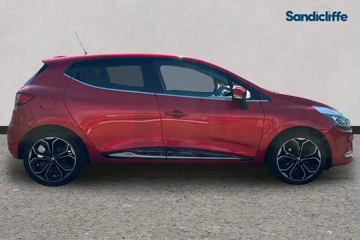 Used Renault Clio Iconic 90 HP (66 kW) 2018 Red Hatchback