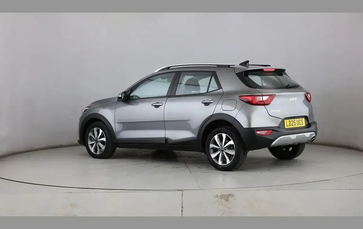 Usado Kia Stonic 100 CV (73 kW) 2025 Gris SUV