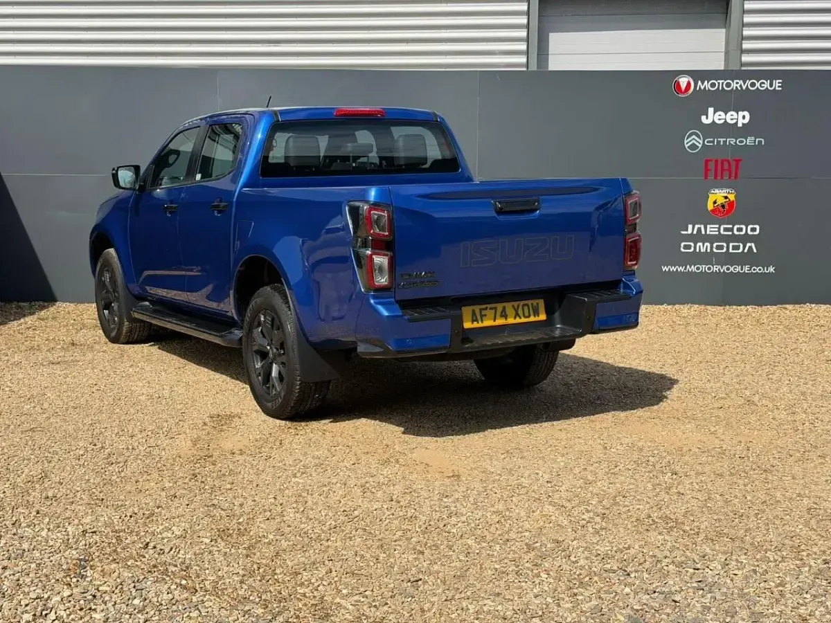 Used Isuzu D-Max 162 HP (119 kW) 2024 Blue Pickup