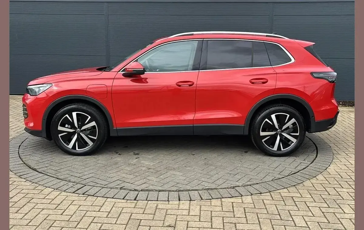 Begagnad VW Tiguan Elegance 204 HK (150 kW) 2025 Röd SUV
