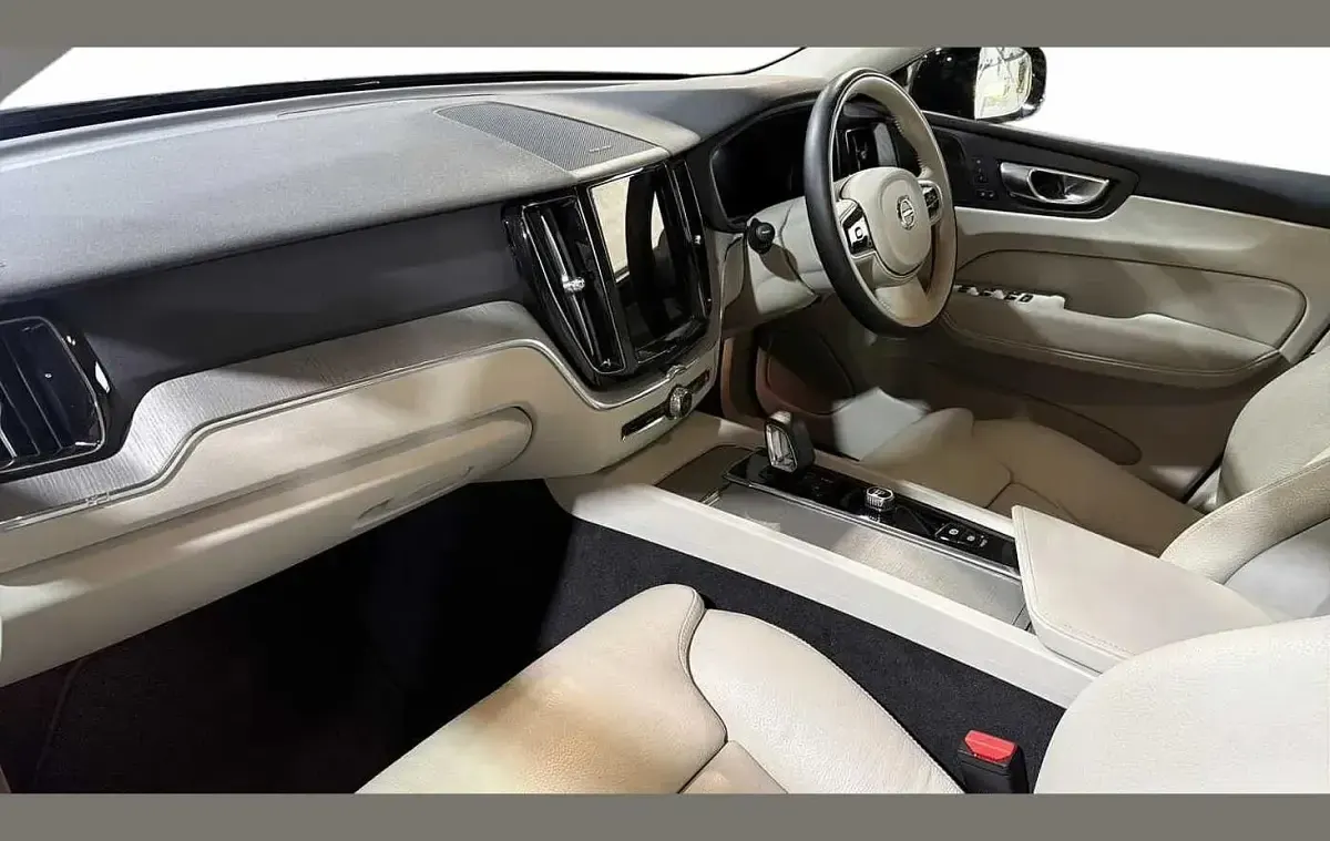 Begagnad Volvo XC60 Plus 247 HK (181 kW) 2025 Grå SUV