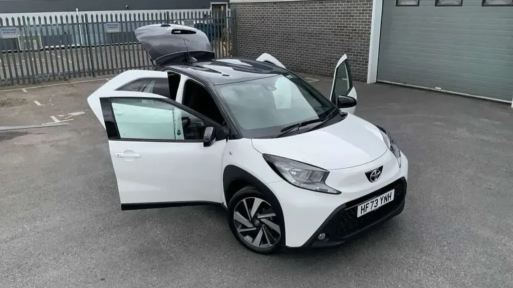 Używany Toyota Aygo X 72 KM (52 kW) 2023 Biały SUV