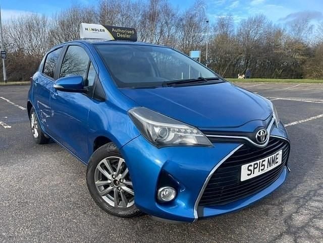 Used Toyota Yaris 99 HP (72 kW) 2015 Blue Hatchback