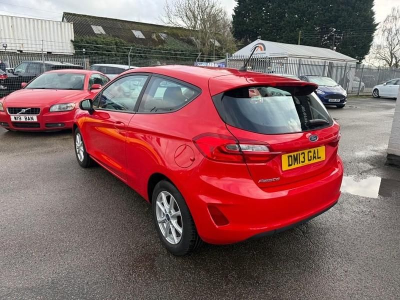 Usado Ford Fiesta Zetec 70 HP (51 kW) 2019 Vermelho Citadino