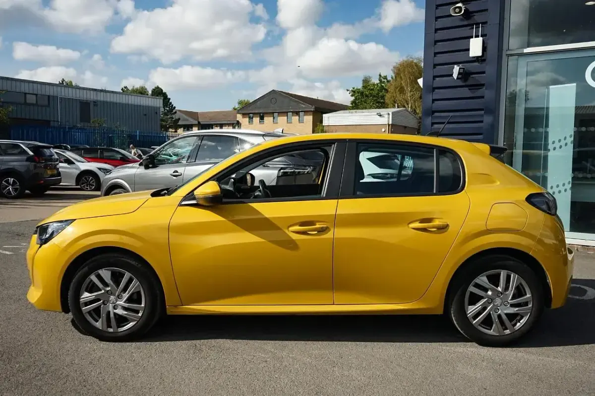 Used Peugeot 208 Active 99 HP (72 kW) 2020 Yellow Hatchback