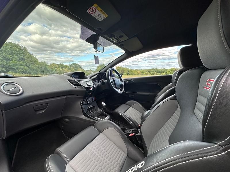 Używany Ford Fiesta ST 2016 Niebieski Hatchback