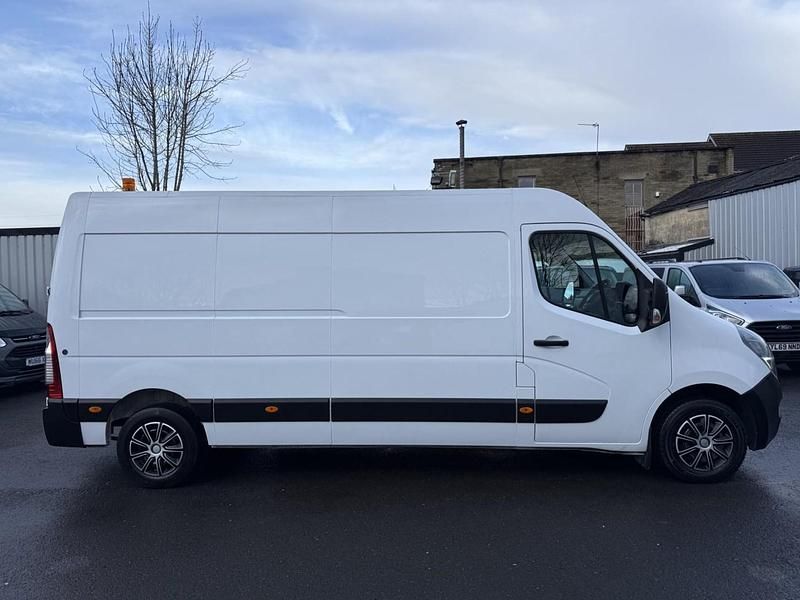 Used Vauxhall Movano 135 HP (99 kW) 2021 White MPV