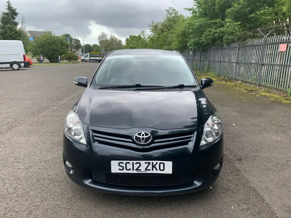 Used Toyota Auris SR 132 HP (97 kW) 2012 Grey Hatchback