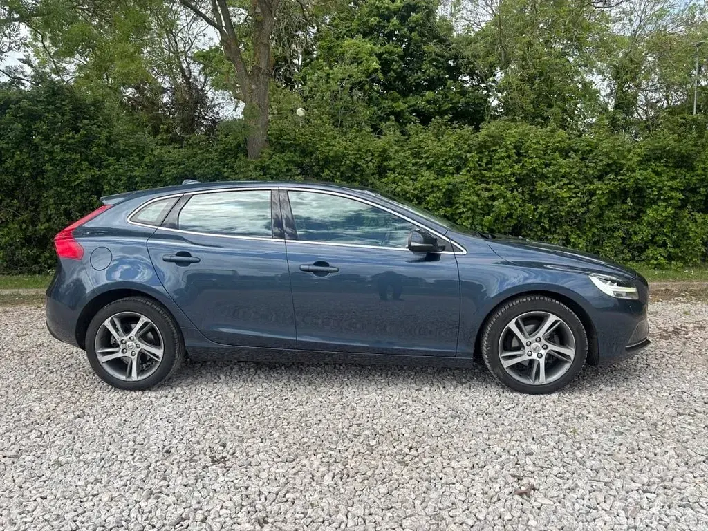 Used Volvo V40 Inscription 120 HP (88 kW) 2017 Blue Hatchback