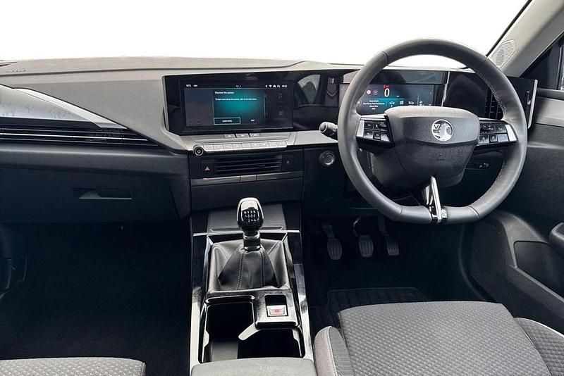 Second-hand Vauxhall Astra Design Edition 110 CP (80 kW) 2024 Albastru Break