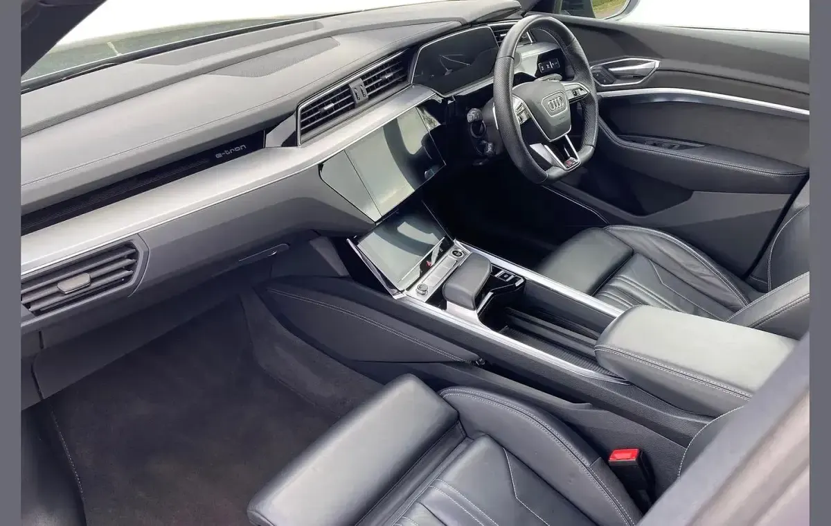 Usado Audi e-tron Sportback Black Edition 230 kW (313 HP) 2023 Cinzento SUV