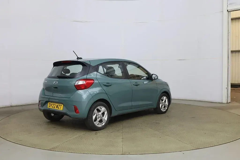 Usado Hyundai i10 SE 67 CV (49 kW) 2022 Verde Utilitario