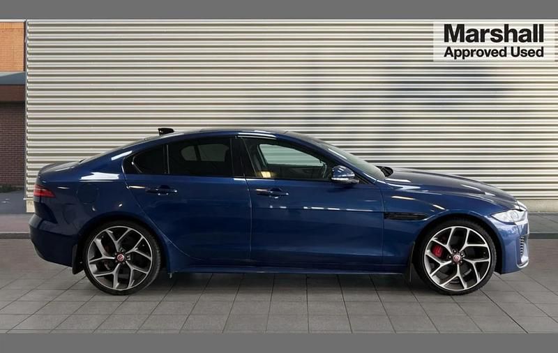 Usado Jaguar XE 300 HP (220 kW) 2023 Azul Sedan