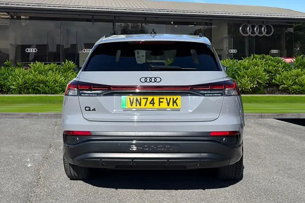 Second-hand Audi Q4 e-tron Black Edition 210 kW (286 CP) 2024 Gri SUV