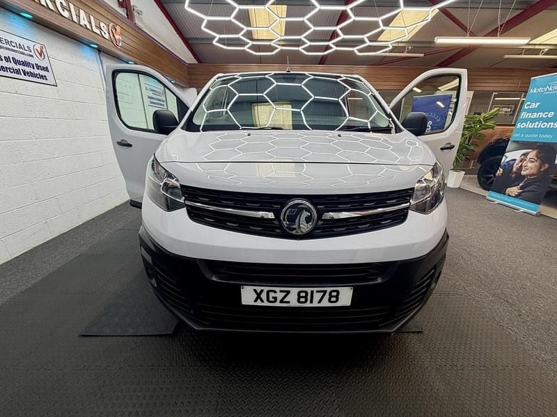 Used Vauxhall Vivaro S 120 HP (88 kW) 2022 White MPV