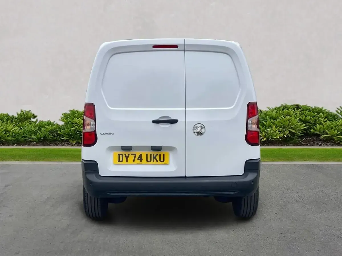 Second-hand Vauxhall Combo S 100 CP (73 kW) 2024 Alb Monovolum