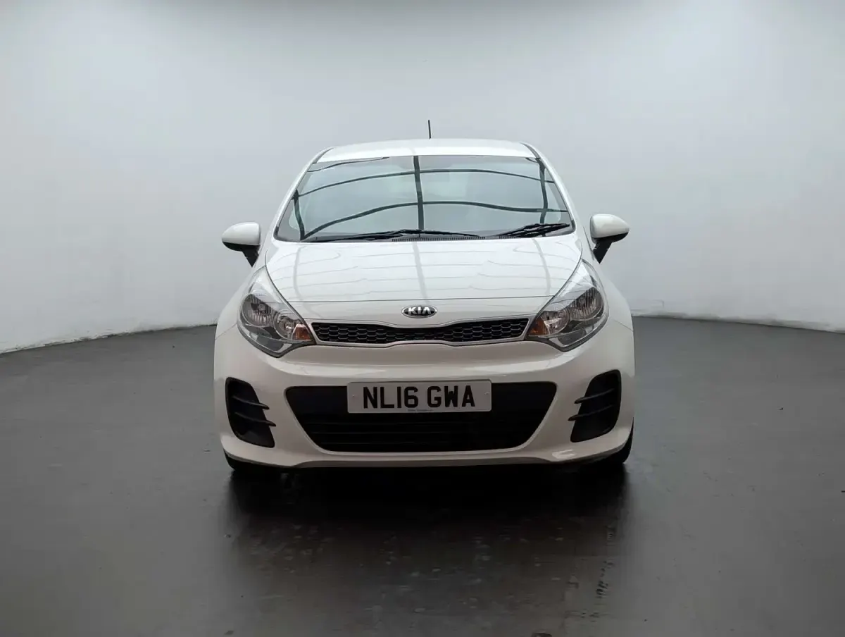 Begagnad Kia Rio 75 HK (55 kW) 2016 Vit Halvkombi