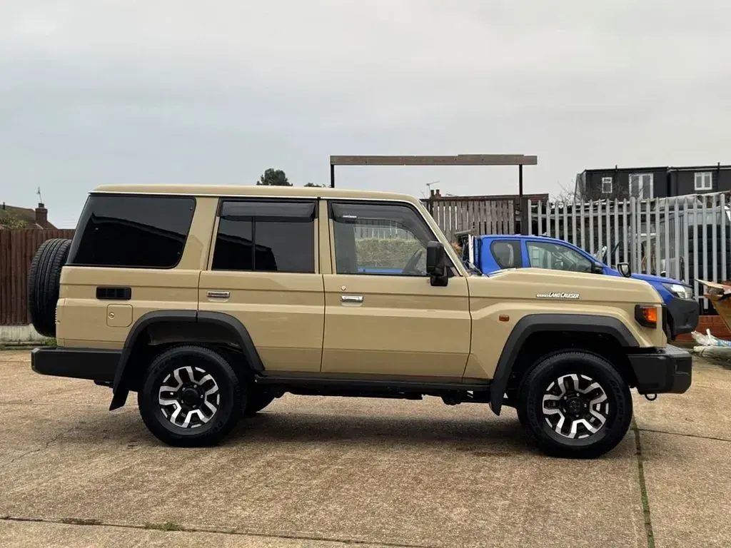 New Toyota Land Cruiser 204 HP (150 kW) 2025 Beige/black